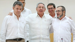 Juan Manuel Santos, Raúl Castro y Rodrigo Londoño, alias Timochenko.