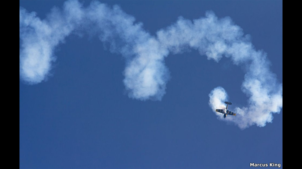  Un piloto hace una acrobacia. Foto: Marcus King