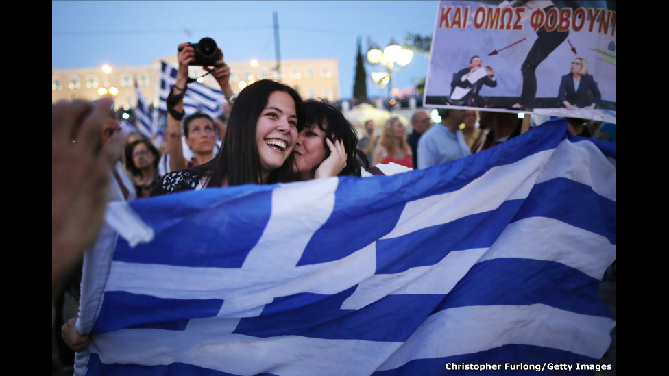 Griegos celebran frente al Parlamento el triunfo del "No"