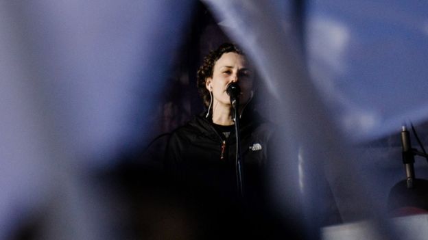 Uy bekasi qora tanli yigitlar tomonidan sikiladi Qizini porno tahqirlash