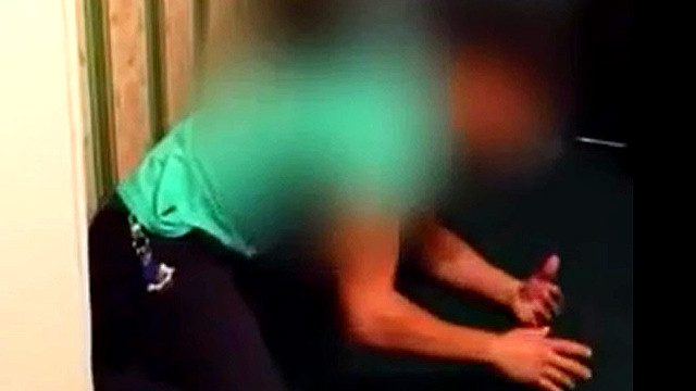 Yigitni silkitayotgan ayol surati Pastdan yashirin kamera korinishi