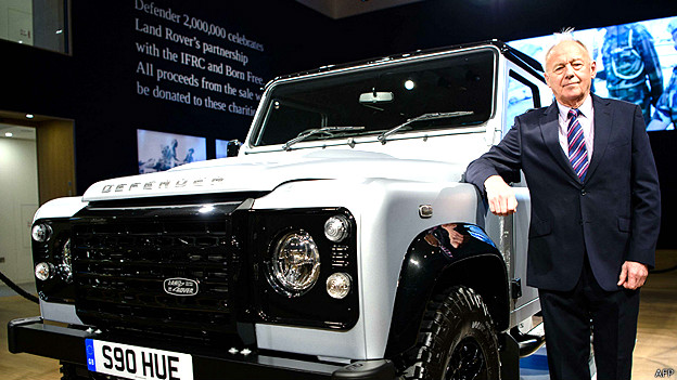 Roger Crathorne, quien trabajó durante 50 años en Land Rover, junto al vehículo Defender número dos millones