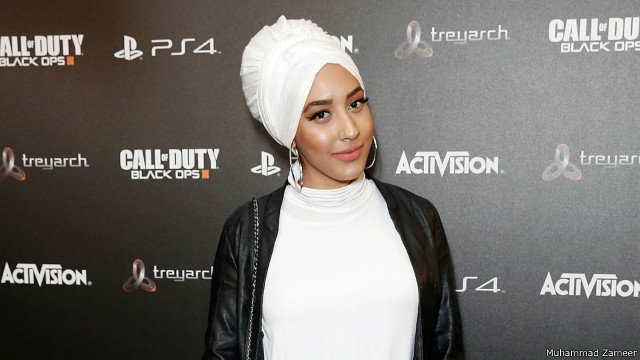 Dasturda er shisha ortida o‘tirib, xotinining aldashini kuzatayotgani ko‘rsatilgan.