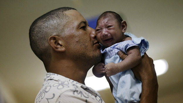 Un hombre sostiene a su hijo, nacido con microcefalia, en un hospital de Recife.