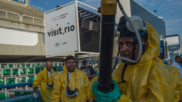 Obreros fumigan el Sambódromo de Río de Janeiro para combatir el mosquito vector delñ zika, dengue y chikungunya antes de Carnaval. 