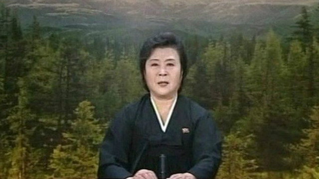 Ri Chun-hee vistió de negro cuando anunció la muerte de lìderes de Corea del Norte.