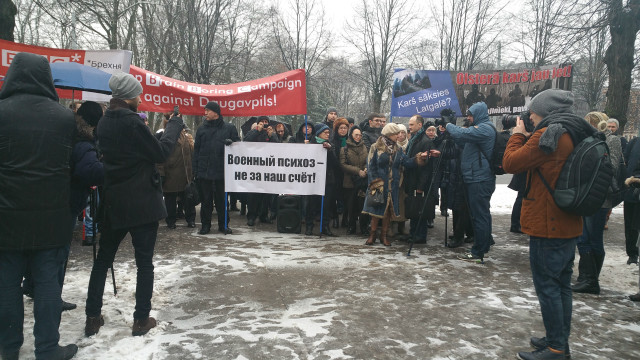 Латвия: протесты из-за премьеры фильма Би-би-си о Третьей мировой