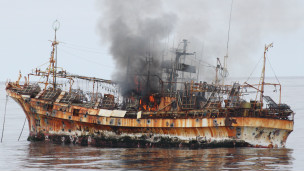 Imagen del barco pesquero en llamas.