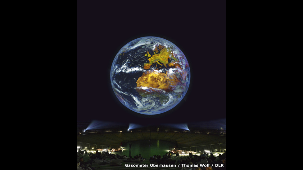 Ресми киім киген әйелдер порнороликті киеді