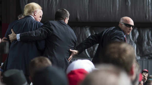 Trump es rodeado por personal de seguridad en Ohio luego de que un hombre subió al escenario.