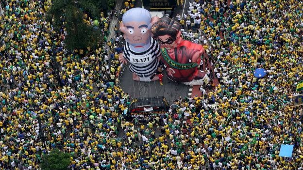 Muñecos de Lula y Dilma en una manifestación masiva contra el gobierno
