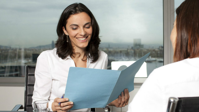 Una mujer revisando el CV de una persona