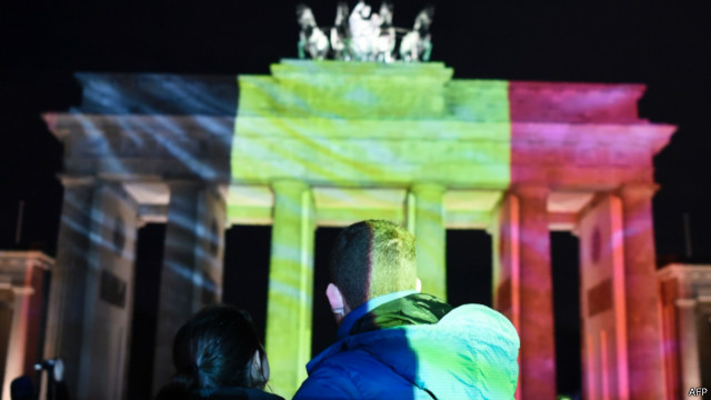 Puerta de Brandenburgo con la bandera de Bélgica