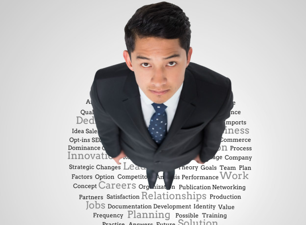 Una persona parada sobre una serie de palabras que reflejan sus cualidades