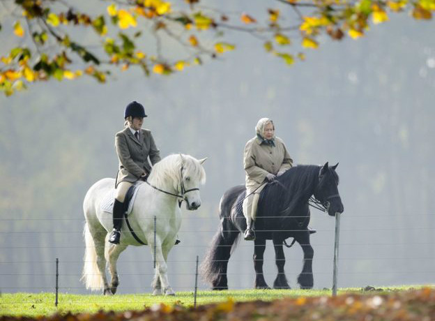 La reina Isabel montando a caballo