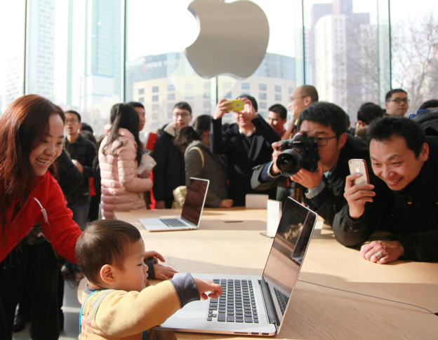 Consumidores prueban productos de Apple en China