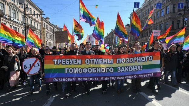 Yetuk rus lezbiyanlari yosh rus lezbiyenlariga dars berishadi