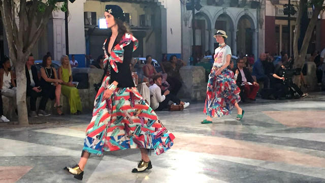 Modelos desfilando en el desfile de Chanel en La Habana