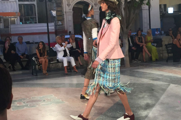 Modelo desfilando para Chanel en La Habana