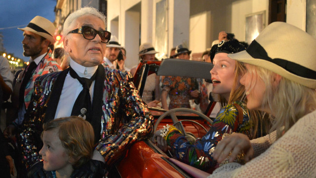 El diseñador de modas alemán Karl Lagerfeld, a cargo de Chanel, posó para las cámaras al finalizar su desfile en La Habana