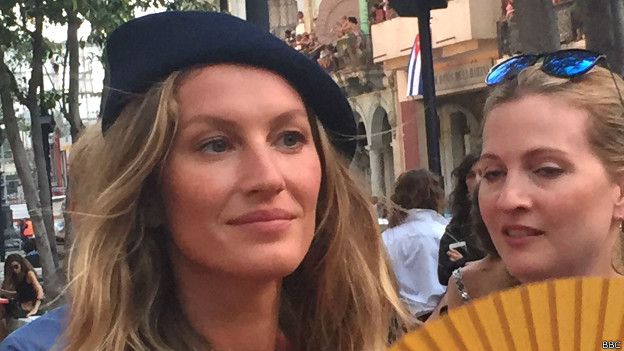 La súpermodelo brasileña Gisele Bundchen estuvo entre las invitadas al desfile de Chanel en La Habana.