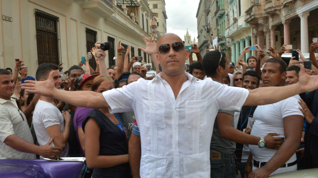 El actor de Hollywood Vin Diesel se bajó de un "almendrón" y fue recibido con aplausos por los residentes de La Habana