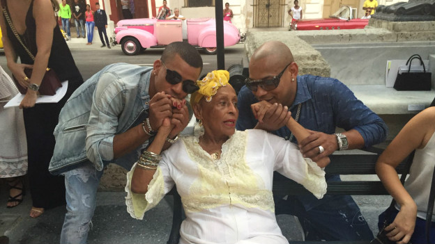 Omaira Portuondo y los miembros del grupo de música urbana Gente de Zona