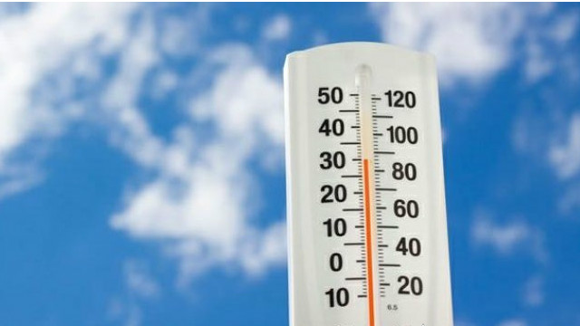 Katta kokrakli qiz hammomda yuvinmoqda (video)