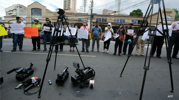 Protesta de periodistas por el cierre del canal Globo TV Honduras