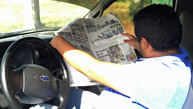 Marabino lee el periódico