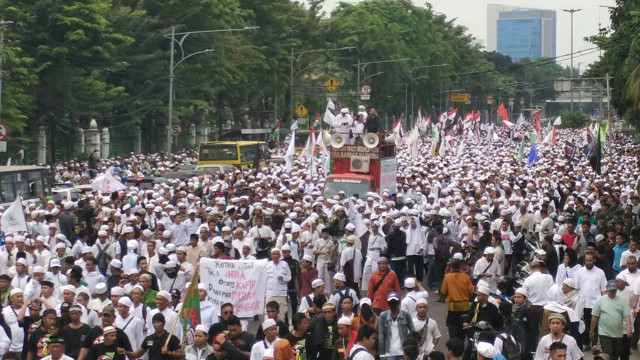 Putih Melangsungkan Aksi Turun Ke Jalan Menentang Gubernur Jakarta Putih Melangsungkan Aksi Turun Ke Jalan Menentang Gubernur Jakarta