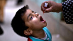 Pakistán: atacan convoy de vacunación contra la polio