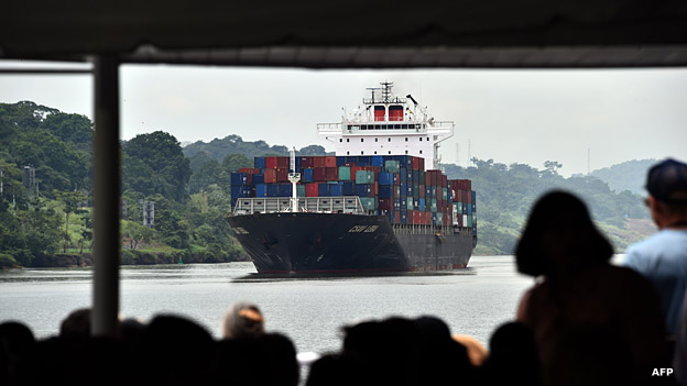 Barco en el canal de Panamá