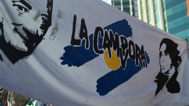 Pancarta a favor de Néstor Kircher y Cristina Fernández