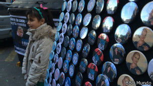 Niña junto a chapas patrióticas