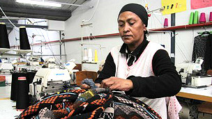 Mujer fabricando textiles en la fábrica de MaXhosa por Laduma