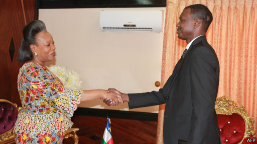 Le nouveau Premier ministre centrafricain, Mahamat Kamoun (D) serre la main à la Présidente intérimaire Catherine Samba-Panza 