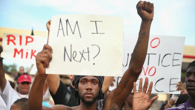 Ferguson, manifestante con pancarta