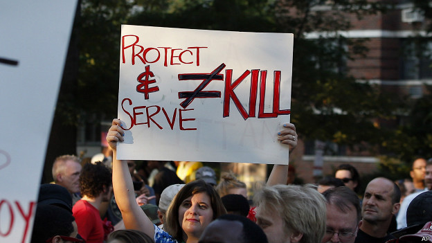 Ferguson, manifestante contra violencia policial