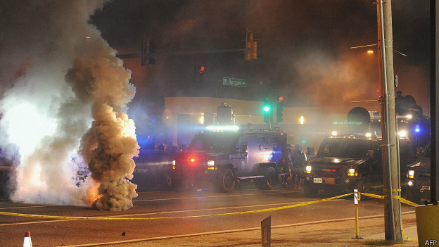 Disturbios en Ferguson la noche del domingo.