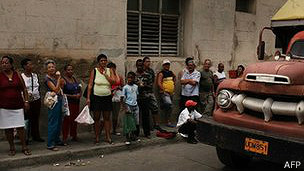 Cubanos hacen cola en una tienda administrada por el gobierno