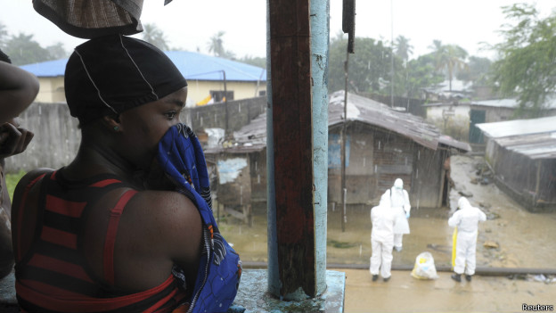Personal sanitario retira el cuerpo de una víctima del Ébola en Monrovia, Liberia.