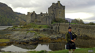 Gaitero en el castillo de Eilean Donan