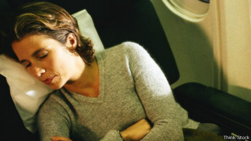 راكبة نائمة في مقعد طائرة