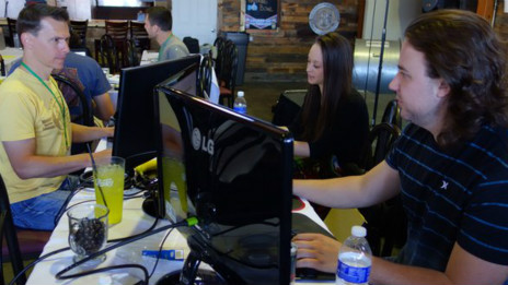 Programadores trabajan durante el Marijuana Technology Startup Weekend en Denver, Colorado