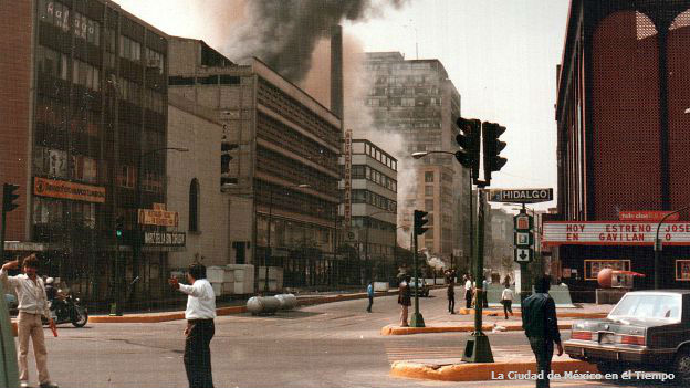 Esquina de las avenidas Reforma y Balderas. El humo es por el incendio y derrumbe del Hotel Regis. Esquina de las avenidas Reforma y Balderas, en el centro de Ciudad de México.