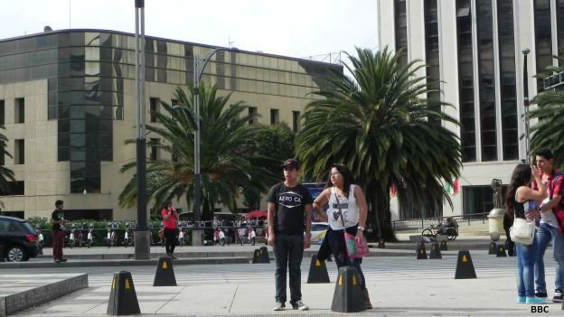 El mismo sitio que accede a Plaza de la República, 30 años después de la catástrofe. Plaza de la República en 2015.
