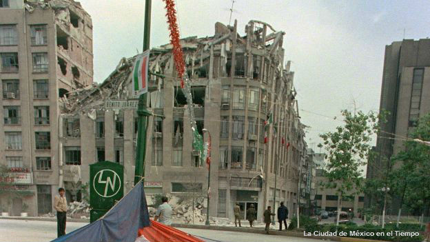 Muchas construcciones no resistieron el movimiento de tierra, como este edificio cerca de Plaza de la República. Edificio derrumbado cerca de Plaza de la República