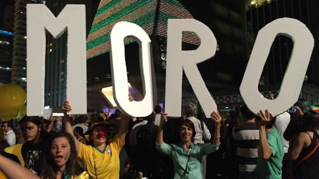 Moro fue un ídolo para los manifestantes que el año pasado buscaban que Dilma Rousseff renunciara a la presidencia. Manifestantes en Sao Paulo forman con letras el apellido del juez brasileño Sergio Moro.